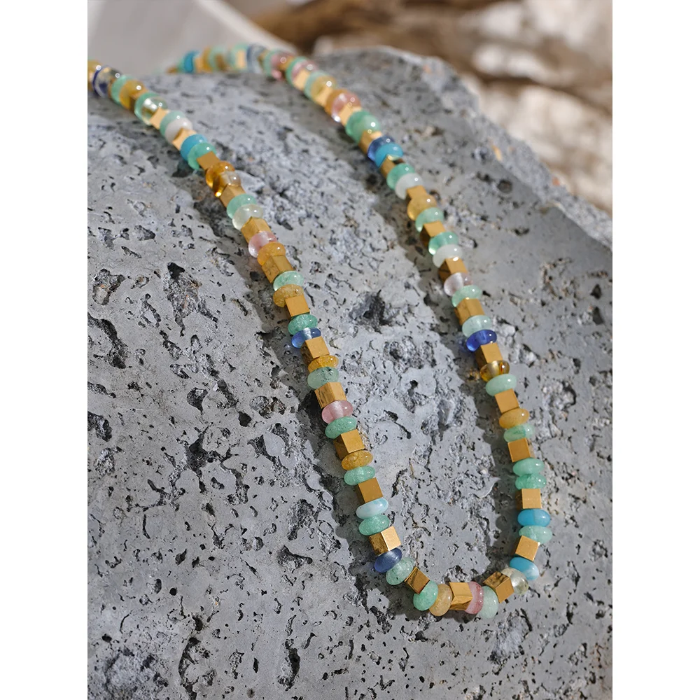 Natural stone beaded geometric necklace in gold-plated stainless steel with natural stone.