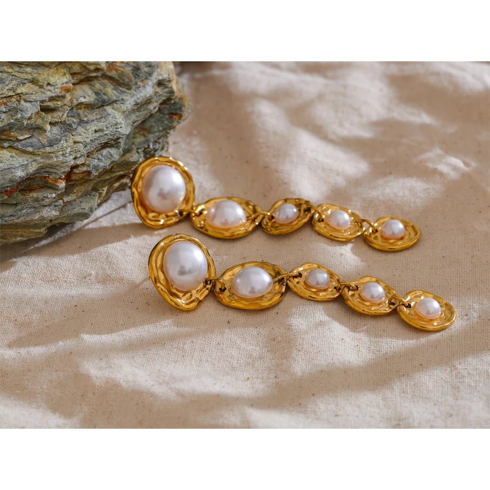 Pearl geometric earrings in gold-plated stainless steel with pearl.