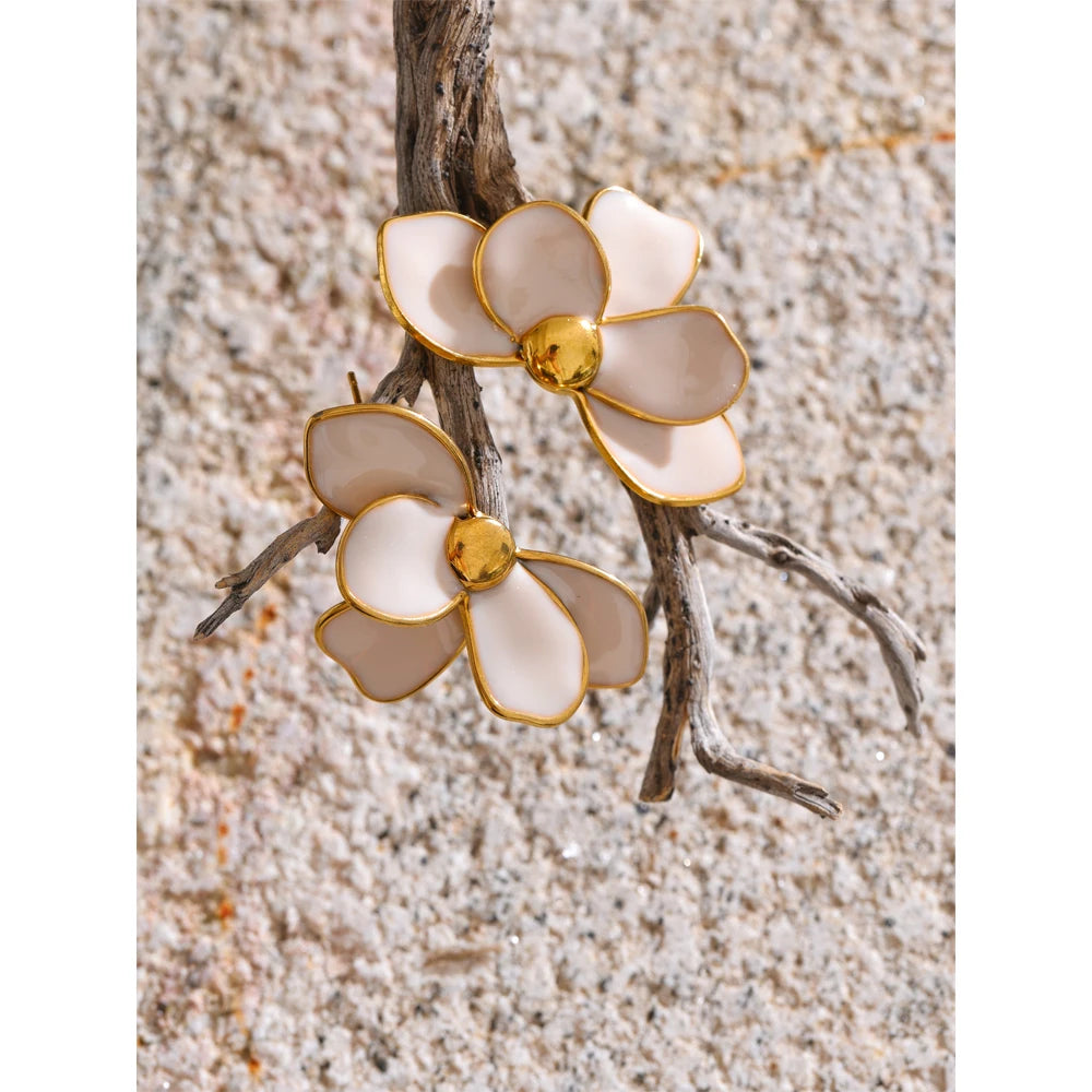 Green enamel flower earrings in gold-plated stainless steel with enamel.
