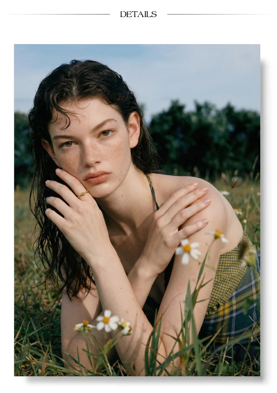 Flower ring in 18K gold-plated stainless steel.