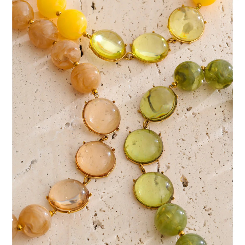 Resin acrylic beaded necklace in gold-plated stainless steel with resin and acrylic.