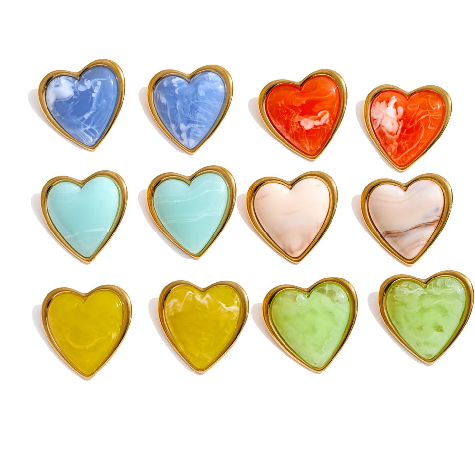 Resin acrylic heart earrings in gold-plated stainless steel with resin and acrylic.