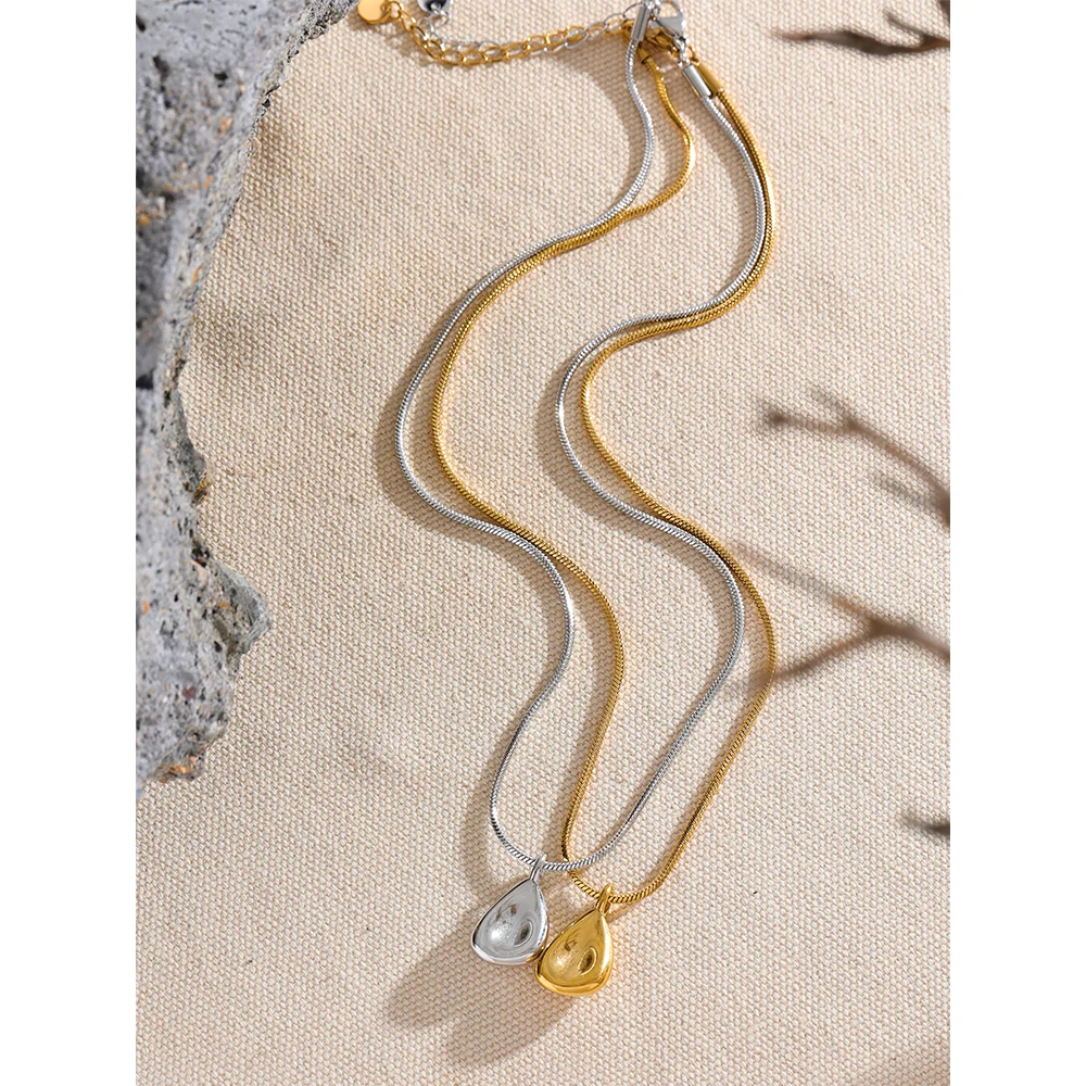 Geometric necklace in gold-plated 316L stainless steel.