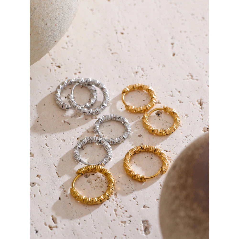 Geometric earrings in gold-plated stainless steel.