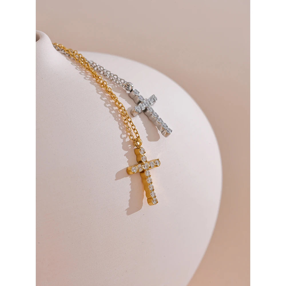 Cubic zirconia cross necklace in gold-plated 316L stainless steel with cubic zirconia.