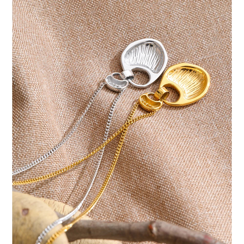 Geometric necklace in gold-plated stainless steel.