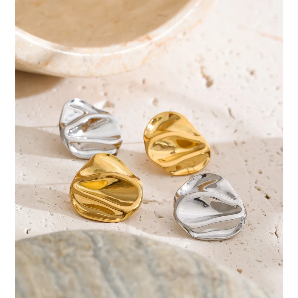 Geometric earrings in gold-plated stainless steel.