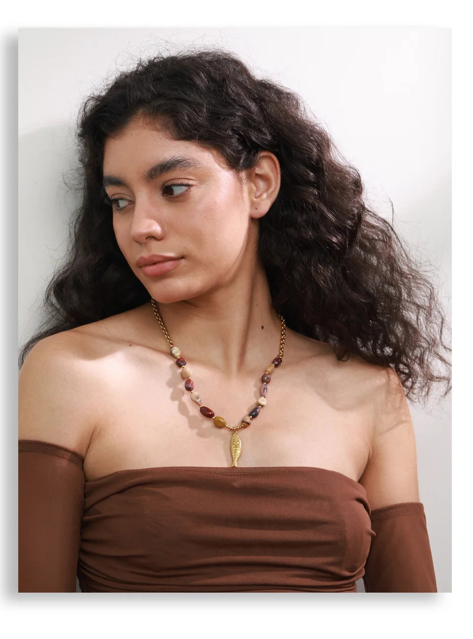 Natural stone beaded geometric necklace in gold-plated stainless steel with natural stone.
