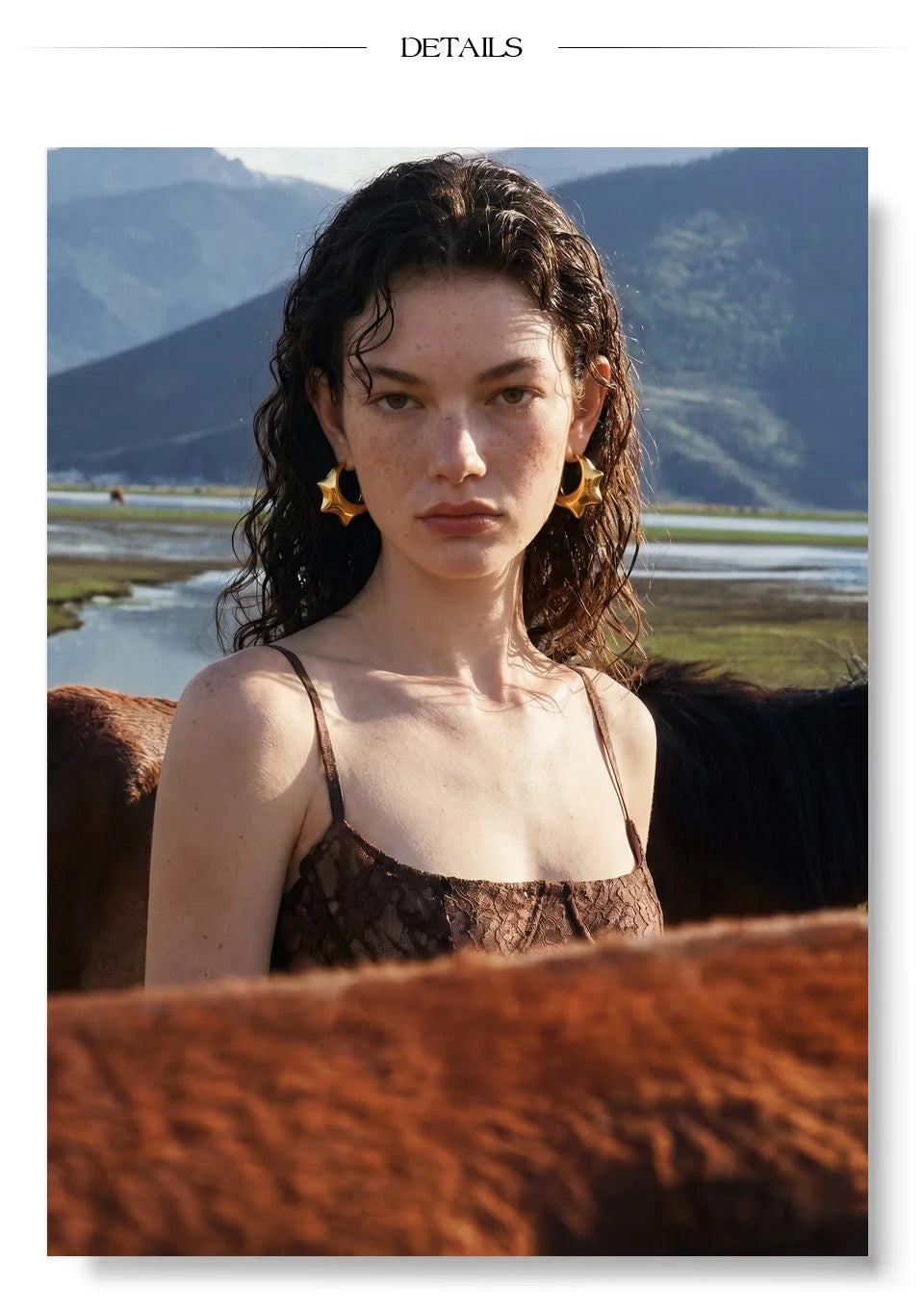 Geometric earrings in gold-plated stainless steel.