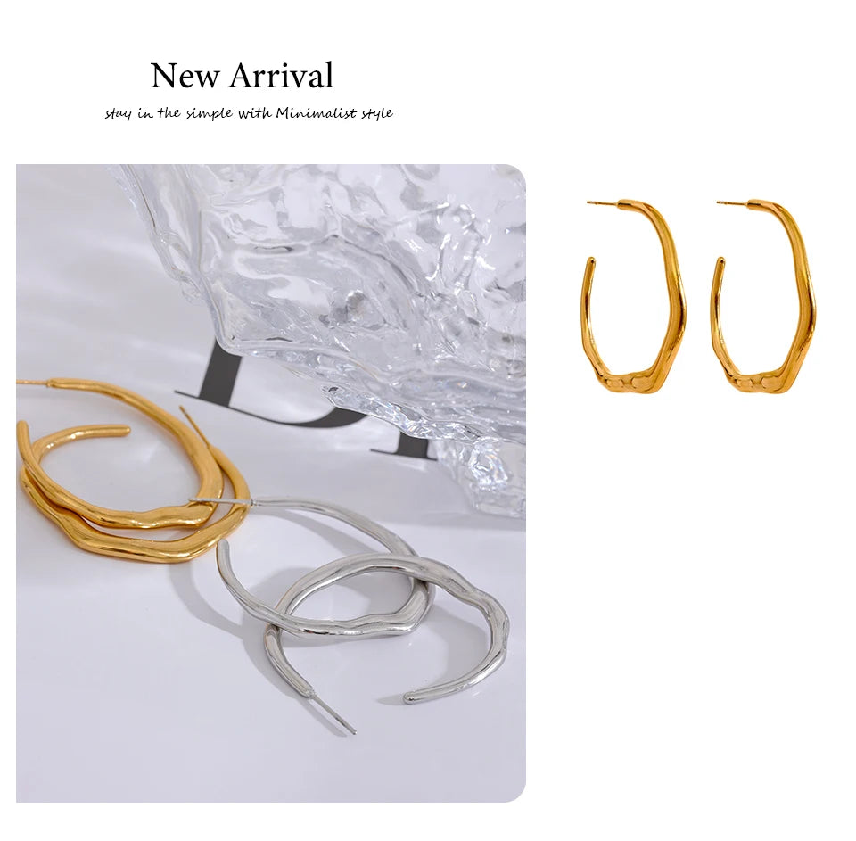 Minimalist geometric earrings in gold-plated stainless steel.
