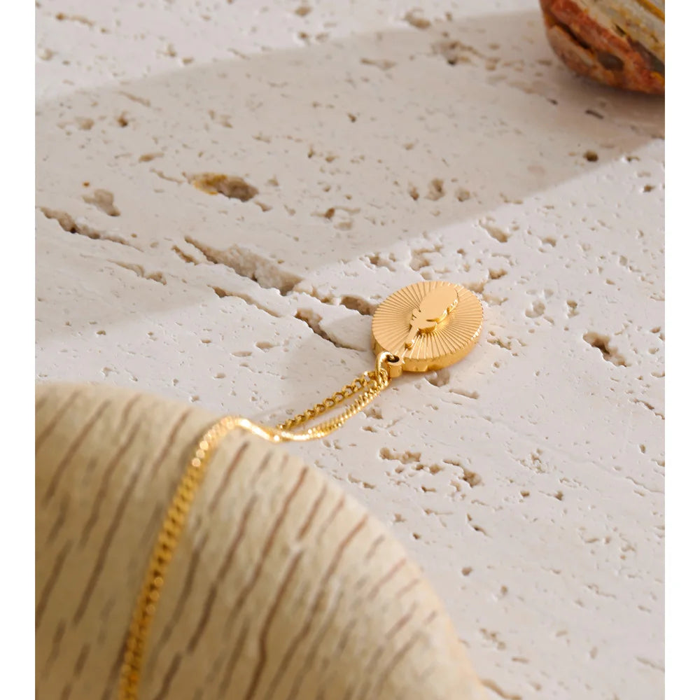 Geometric necklace in gold-plated stainless steel.