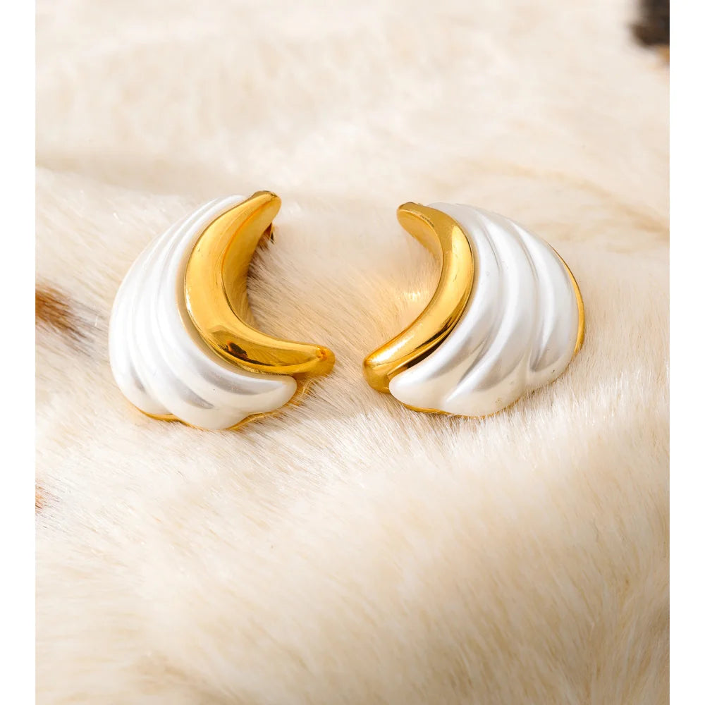 Pearl geometric earrings in gold-plated stainless steel with pearl.