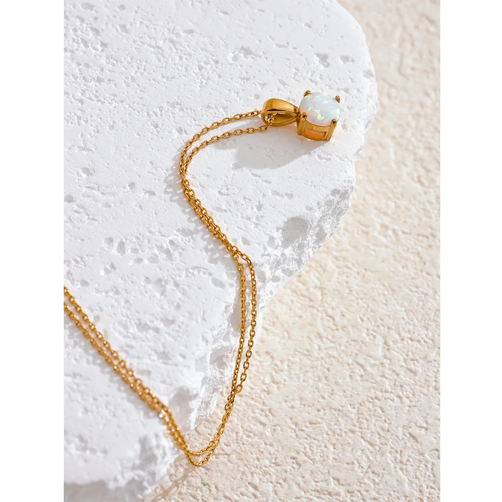 Natural stone geometric necklace in gold-plated stainless steel with natural stone.