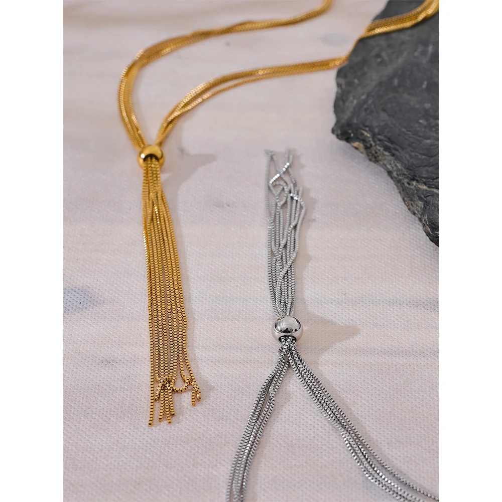 Geometric chain necklace in gold-plated stainless steel.