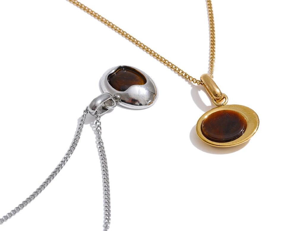 Natural stone geometric necklace in gold-plated stainless steel with natural stone.