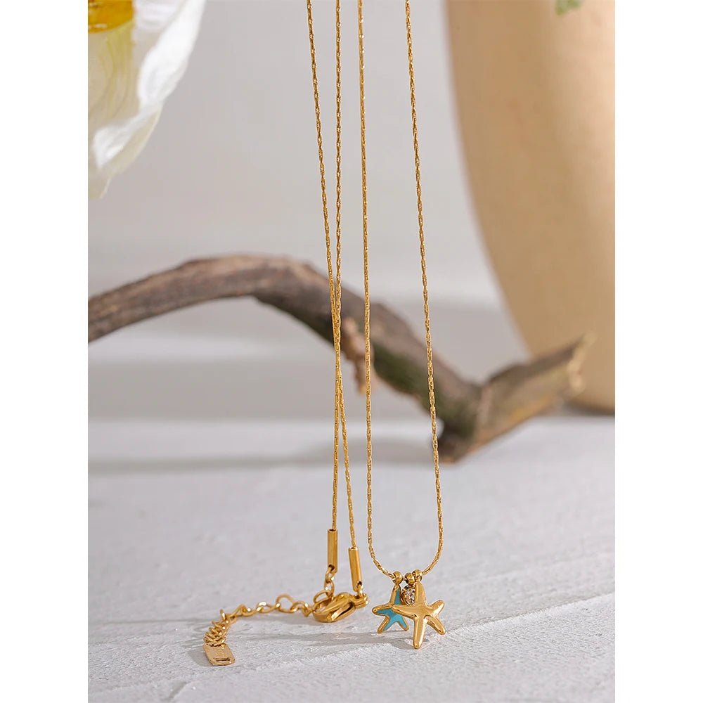 Cubic zirconia star necklace in gold-plated stainless steel with cubic zirconia.