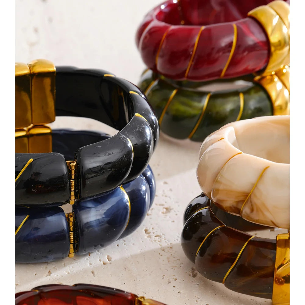 Resin acrylic multi-color bracelet in gold-plated stainless steel with resin and acrylic.
