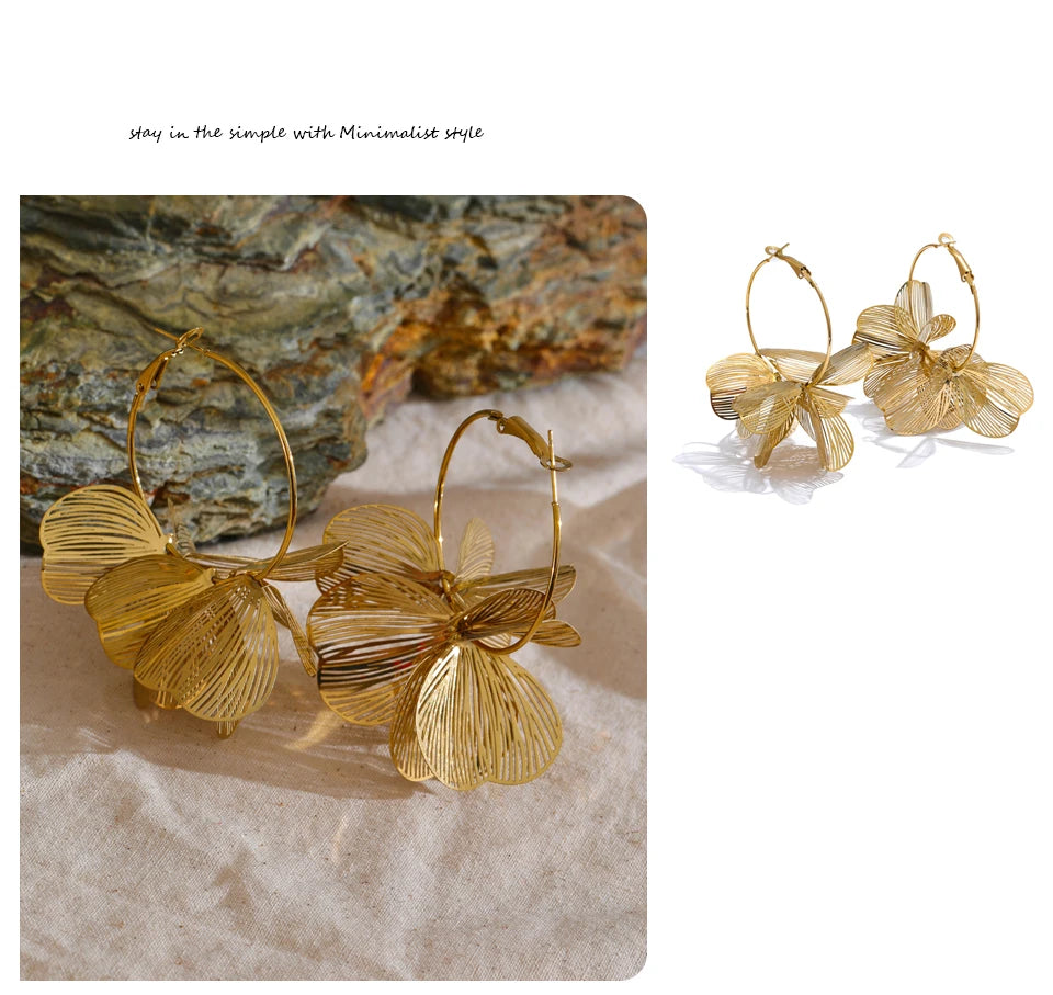 Flower geometric earrings in gold-plated stainless steel.