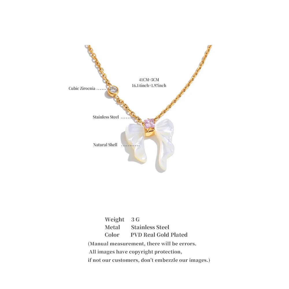 Shell butterfly necklace in gold-plated stainless steel with shell.