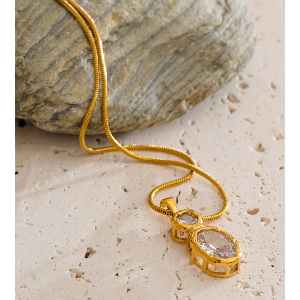 Cubic zirconia geometric necklace in gold-plated stainless steel with cubic zirconia.