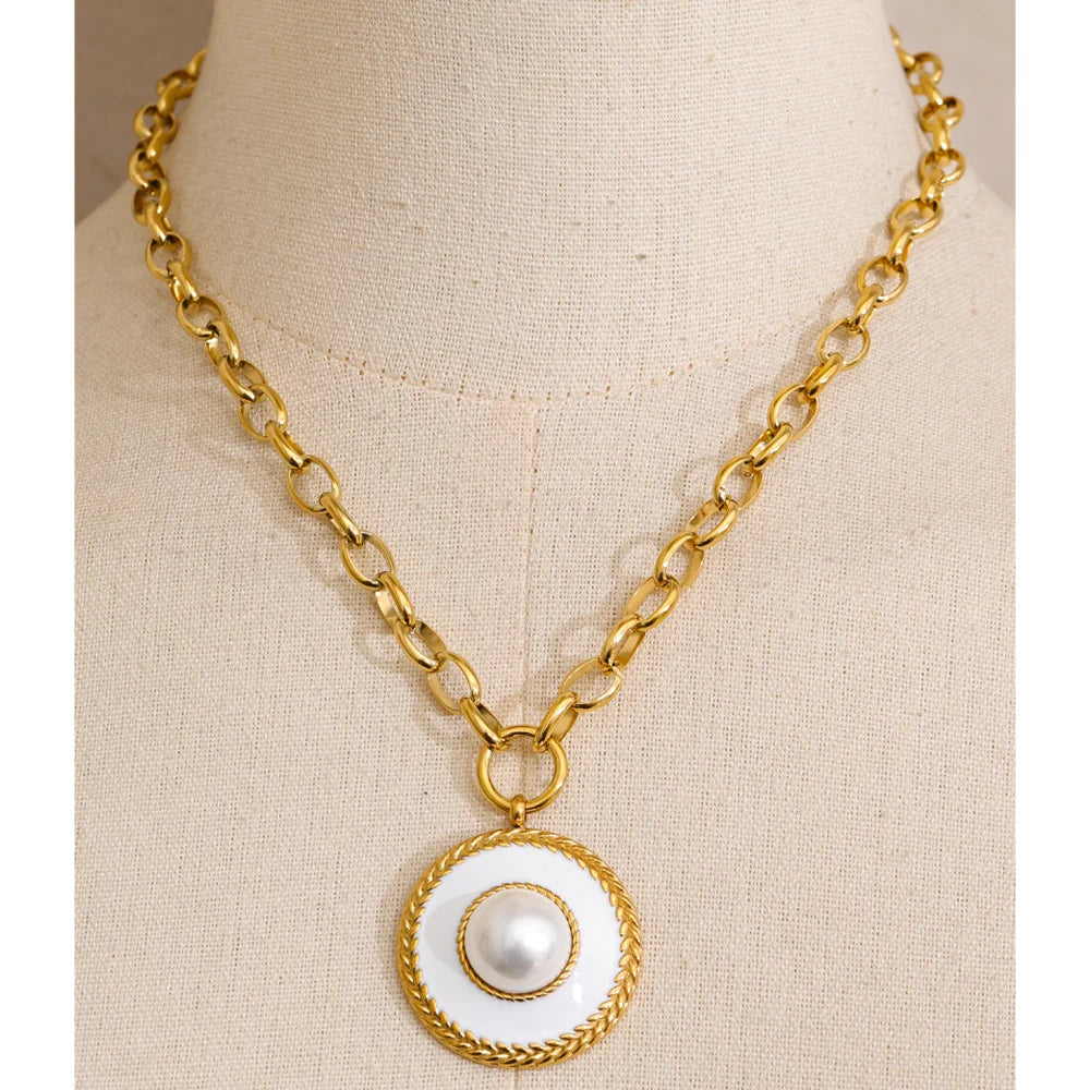 Pearl coin geometric earrings in gold-plated stainless steel with pearl.