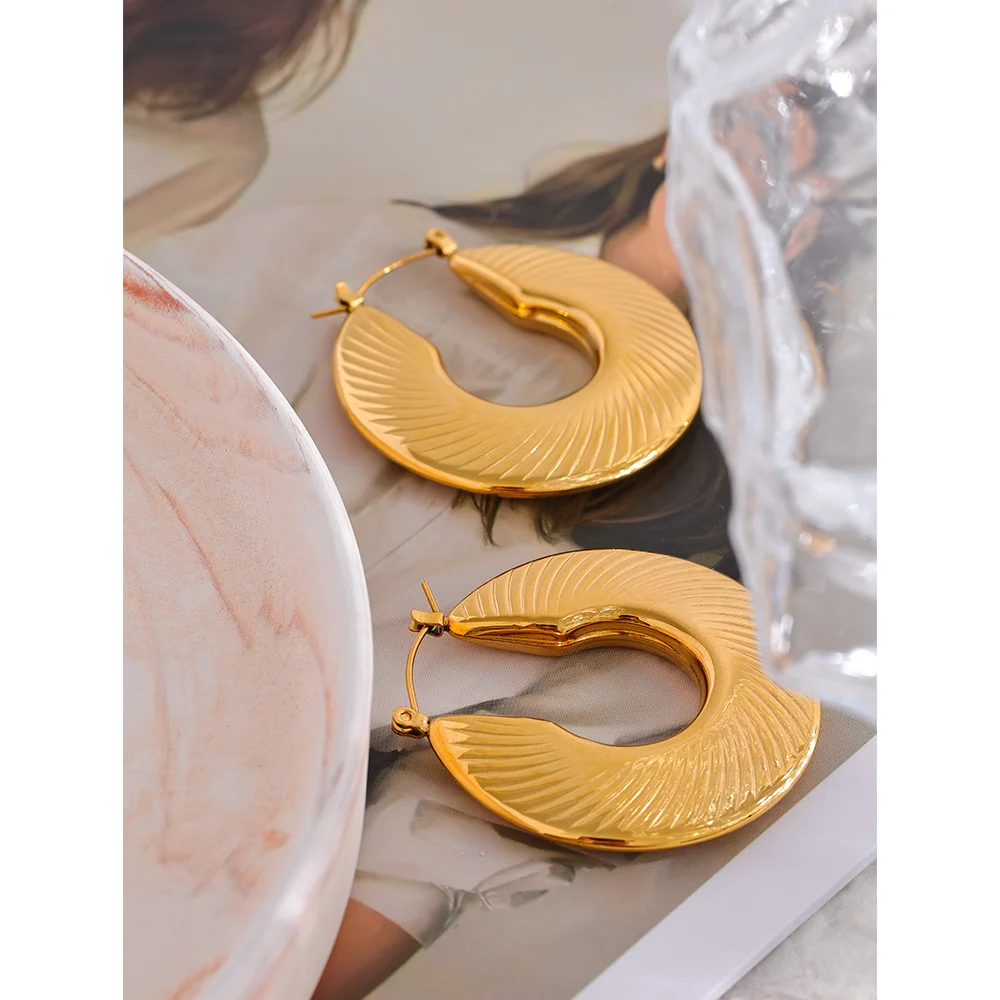 Minimalist geometric earrings in gold-plated stainless steel.