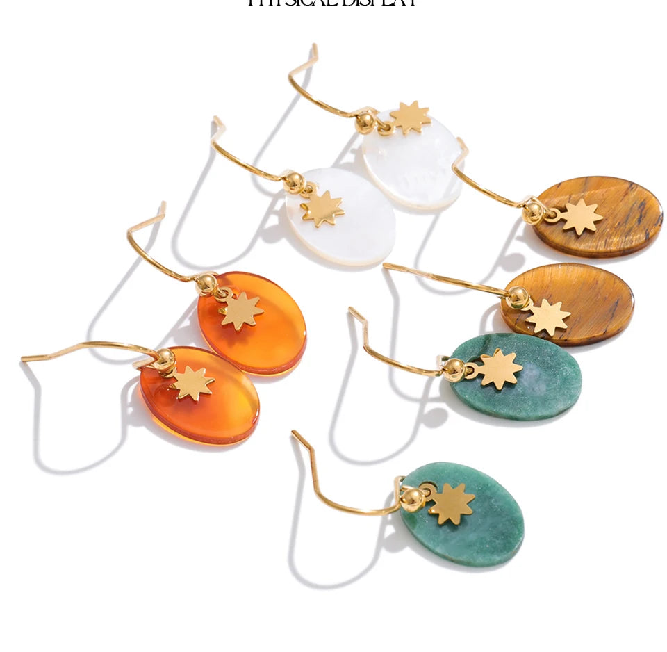 Natural stone geometric earrings in gold-plated stainless steel with natural stone.