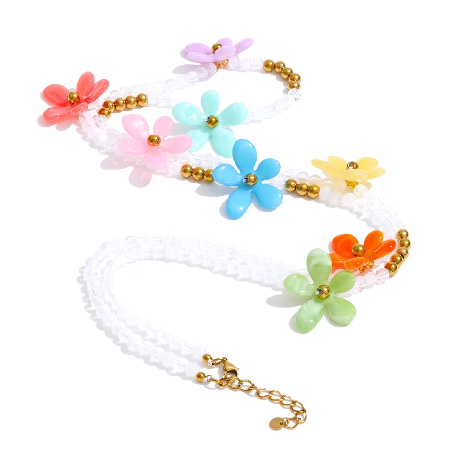 Pearl resin flower necklace in gold-plated stainless steel with pearl and resin.