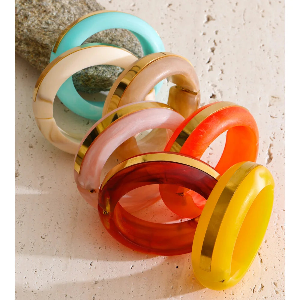 Resin acrylic geometric bracelet in gold-plated stainless steel with resin and acrylic.