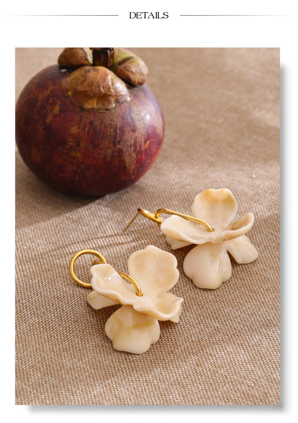 Resin flower earrings in gold-plated stainless steel with resin.