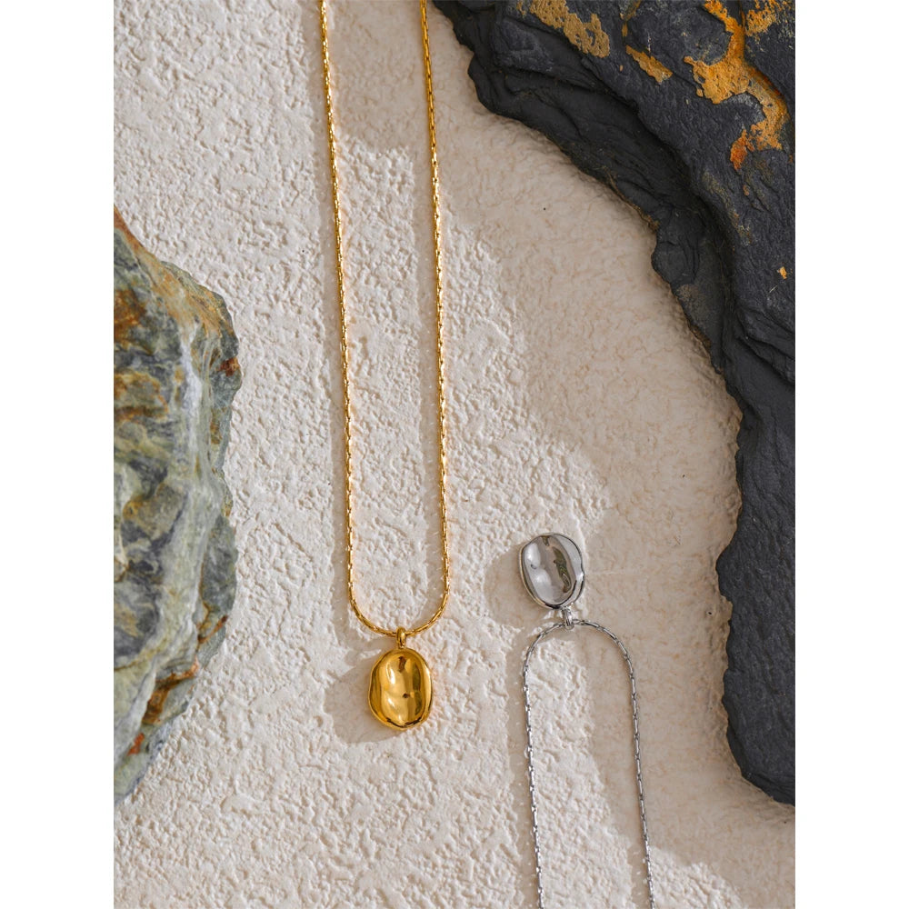 Hammered minimalist geometric necklace in gold-plated stainless steel.