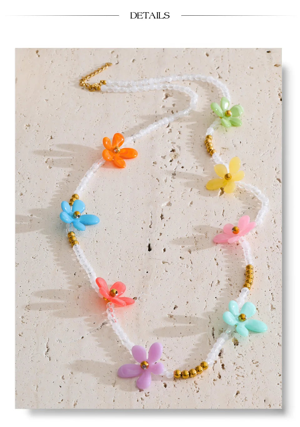Pearl resin flower necklace in gold-plated stainless steel with pearl and resin.