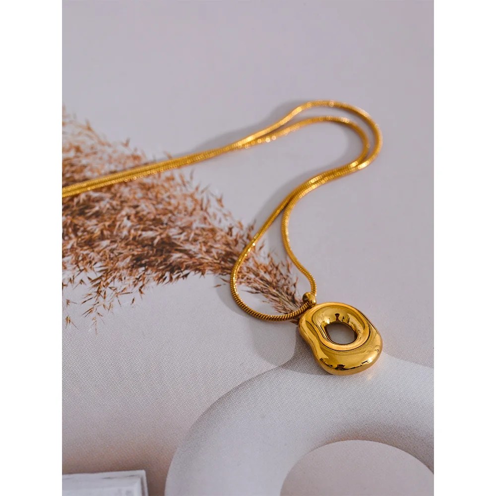 Geometric necklace in gold-plated 316L stainless steel.