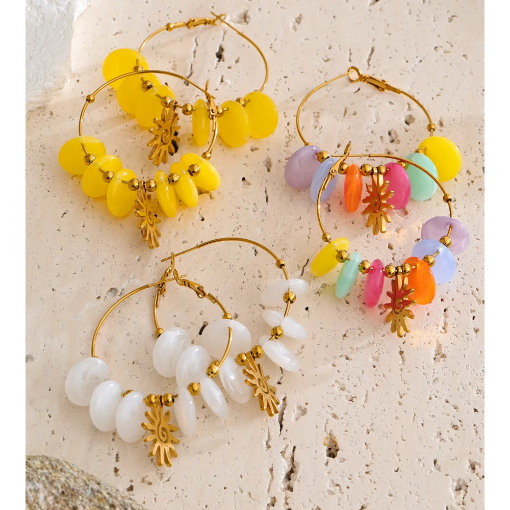 Resin sun geometric earrings in gold-plated stainless steel with resin.