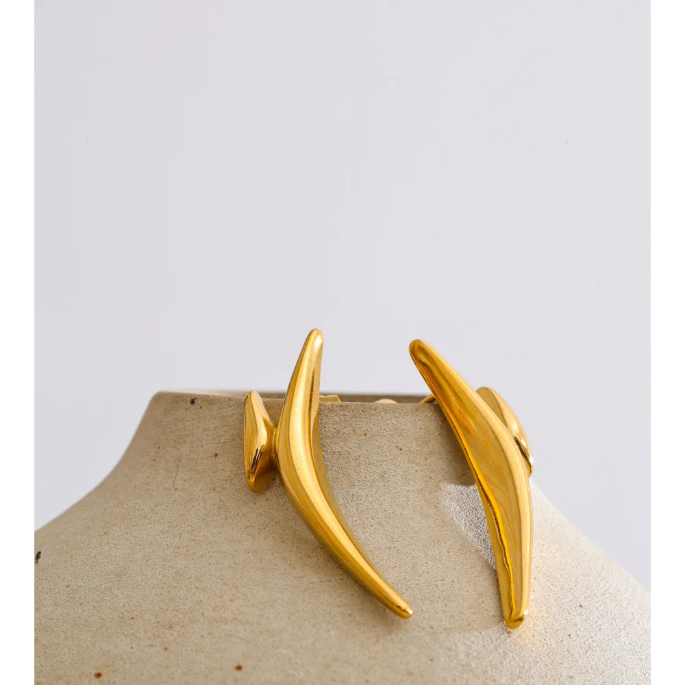 Geometric earrings in gold-plated stainless steel.