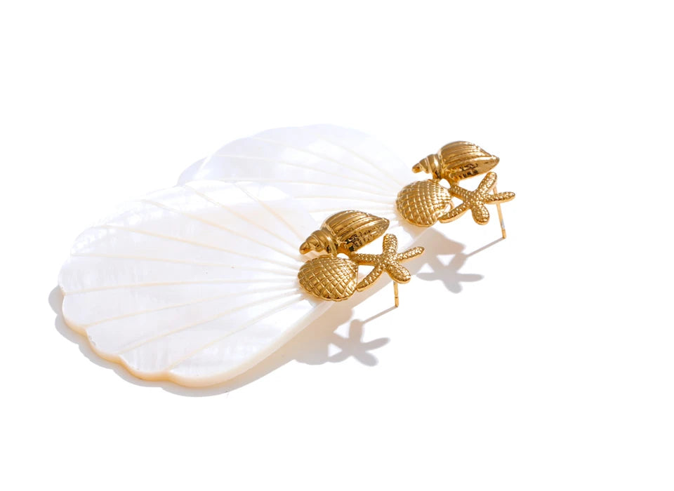 Shell star geometric earrings in gold-plated stainless steel with shell.