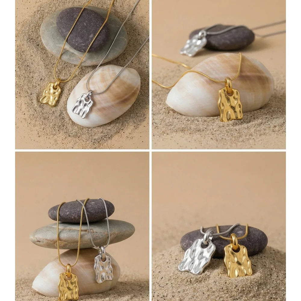 Geometric necklace in gold-plated stainless steel.
