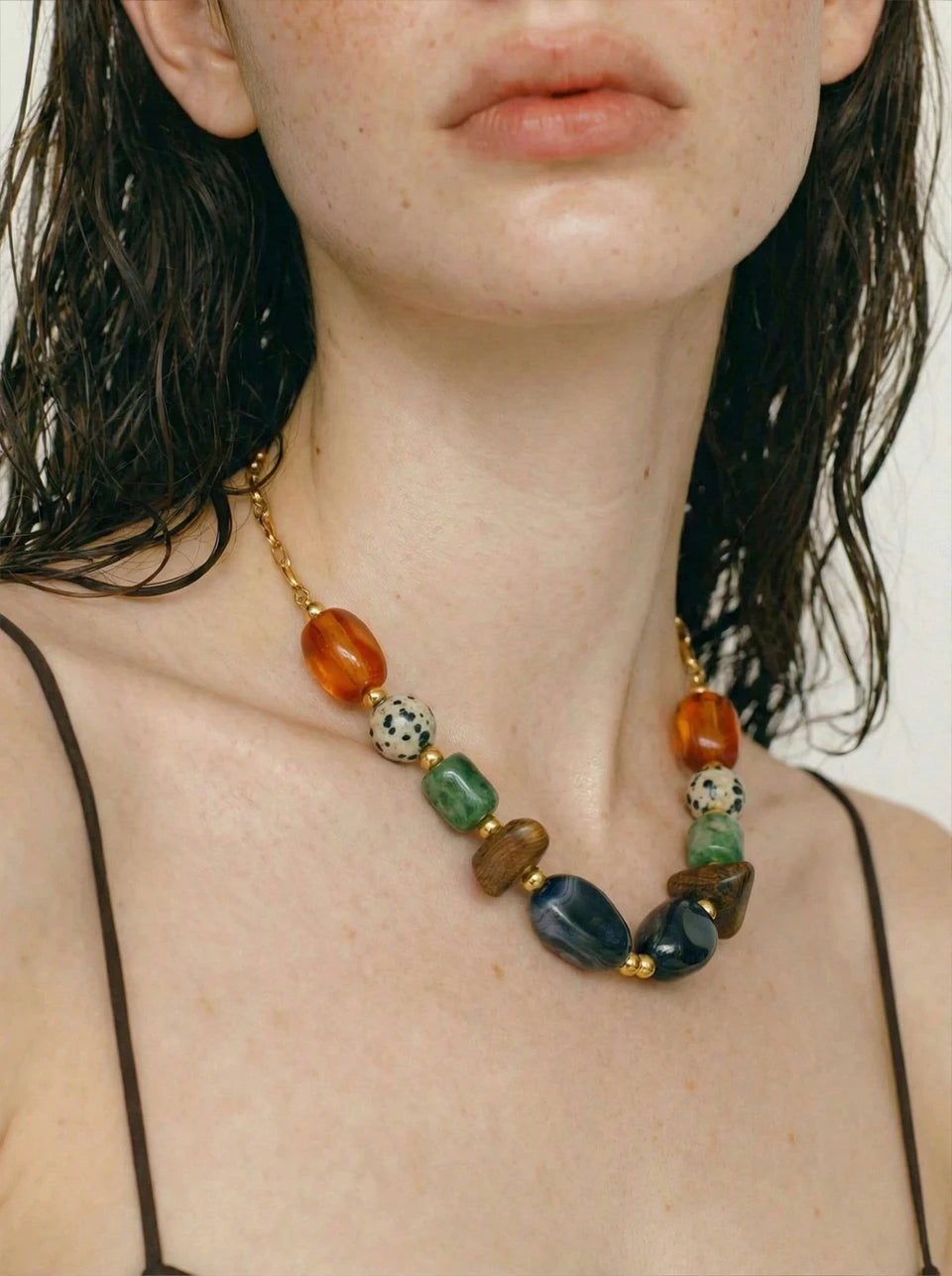 Resin natural stone beaded necklace in gold-plated stainless steel with natural stone and resin.