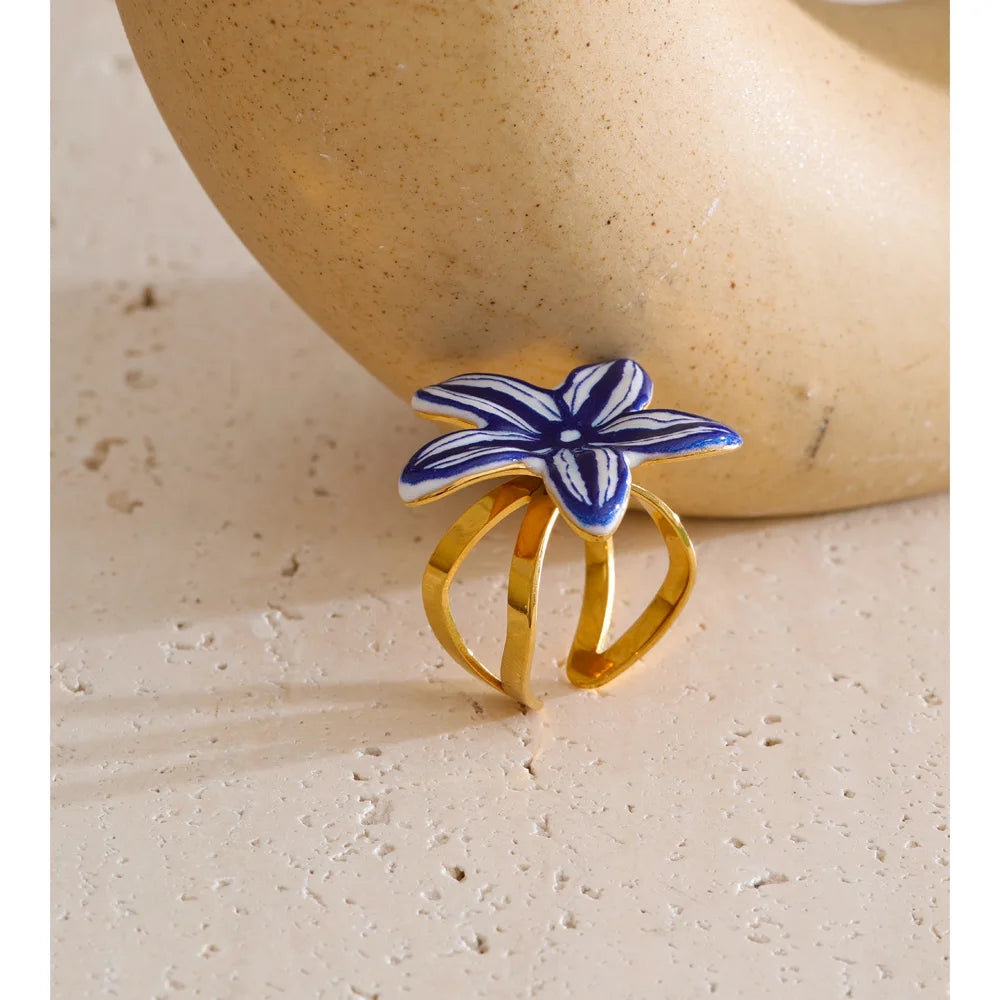 Enamel flower ring in 18K gold-plated stainless steel with enamel.