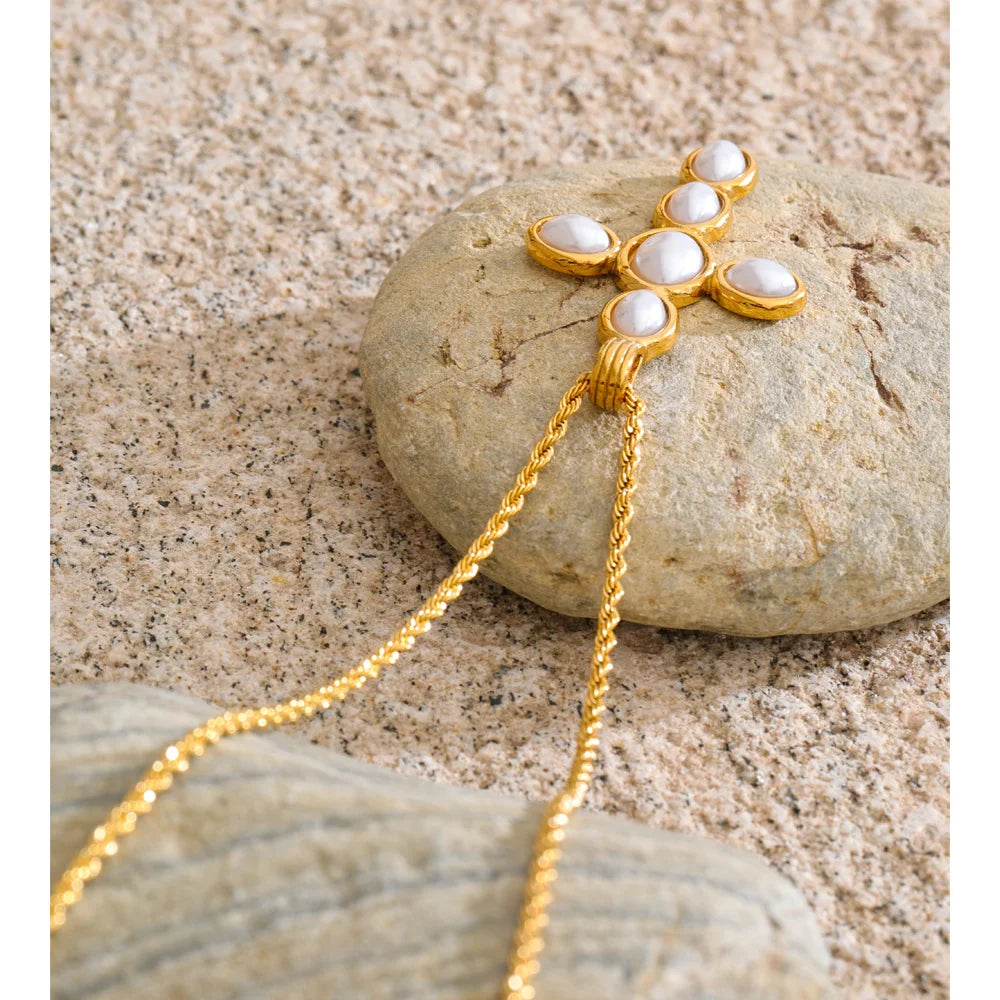 Pearl cross necklace in gold-plated stainless steel with pearl.