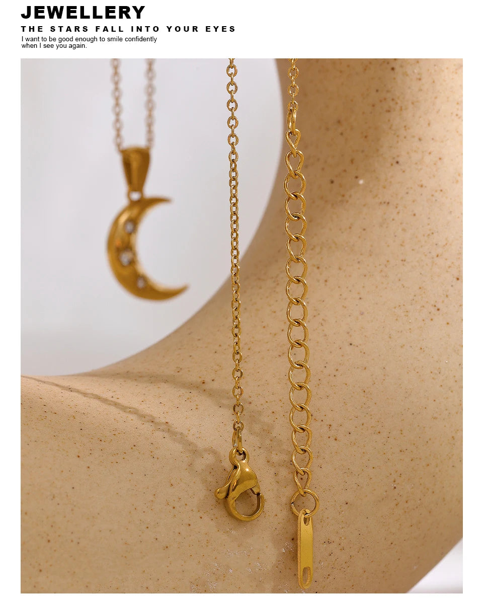 Cubic zirconia moon necklace in gold-plated stainless steel with cubic zirconia.