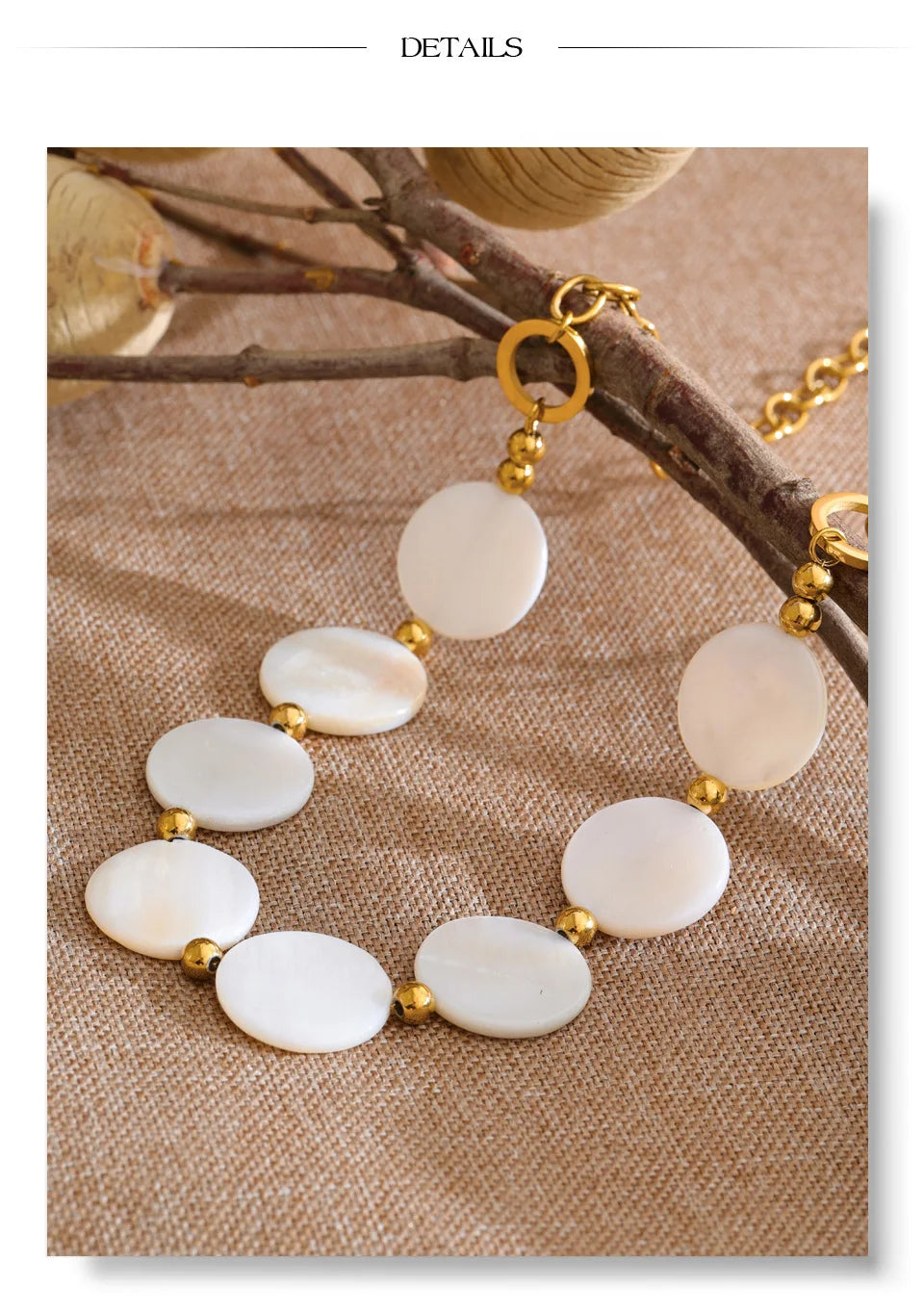 Shell geometric chain necklace in gold-plated stainless steel with shell.