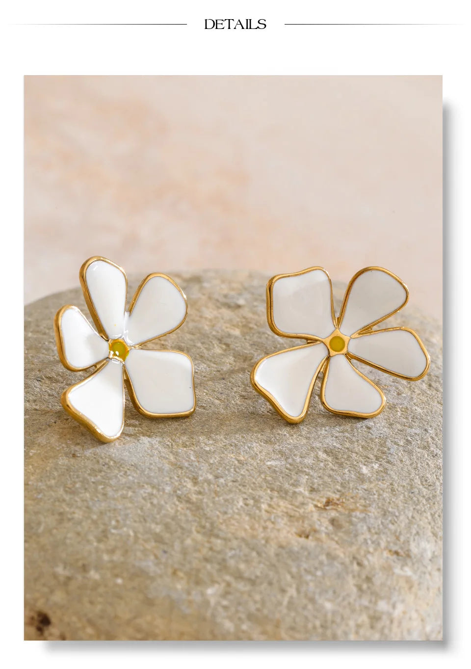 Flower earrings in gold-plated stainless steel.