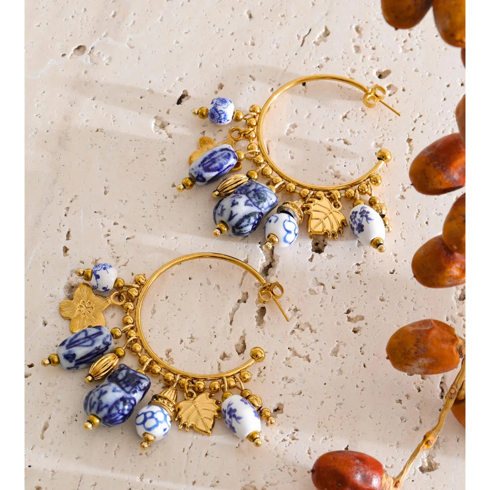Flower geometric earrings in gold-plated stainless steel.