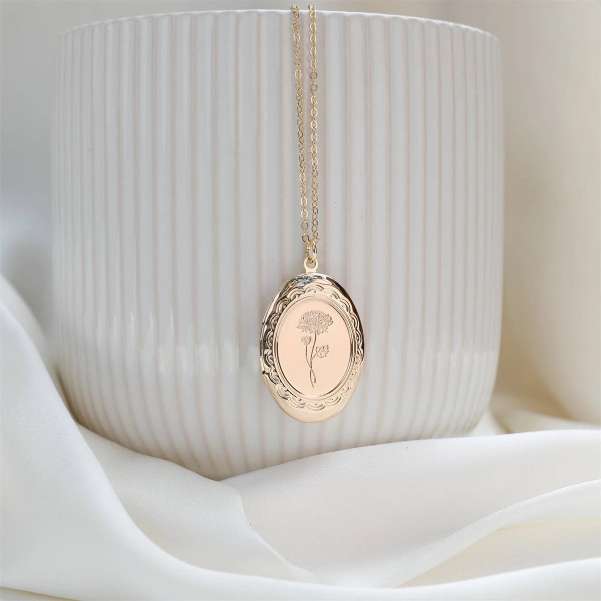 December Flower Opening and Closing Album Necklace Oval Flower Pendant Birth Flower Clavicle Chain Gold Plated Color Preserved
