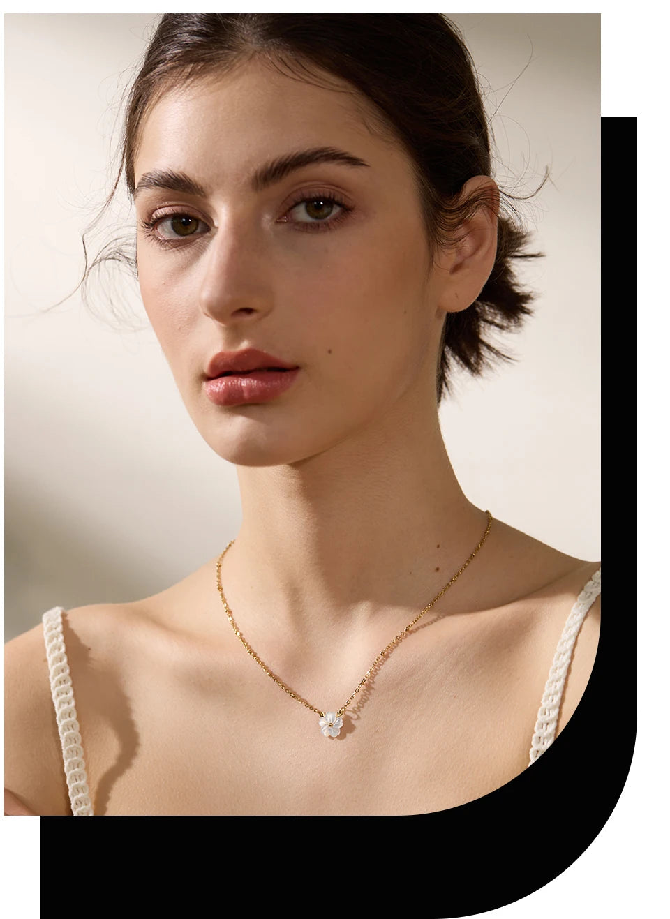 Shell flower chain necklace in gold-plated stainless steel with shell.