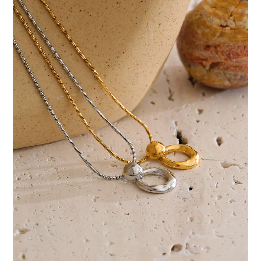 Geometric necklace in gold-plated stainless steel.