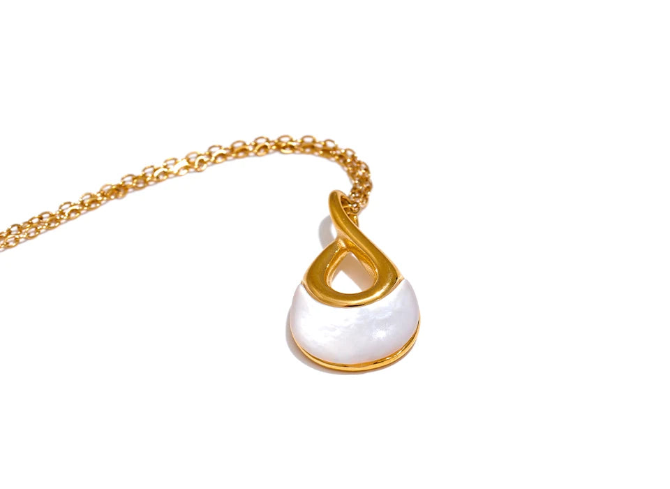 Shell natural stone geometric necklace in gold-plated stainless steel with natural stone and shell.