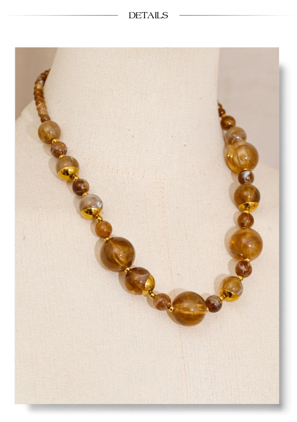 Pearl resin acrylic necklace in gold-plated stainless steel with pearl and resin.