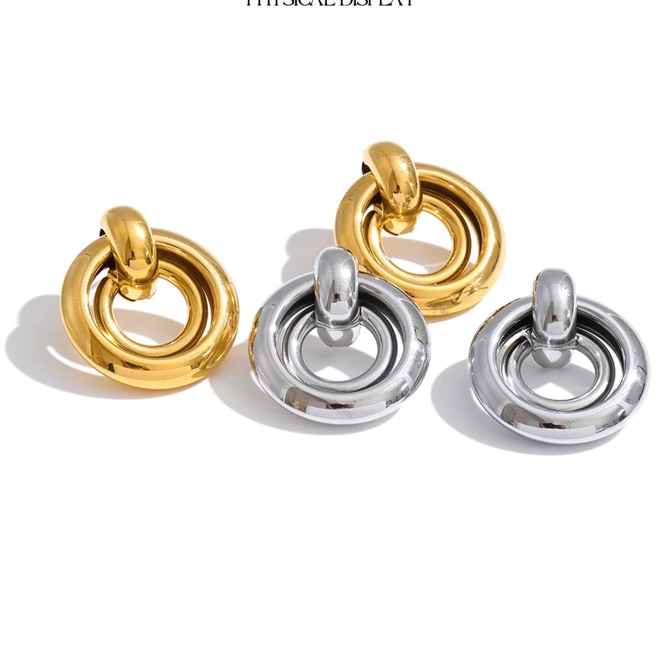 Geometric earrings in gold-plated stainless steel.